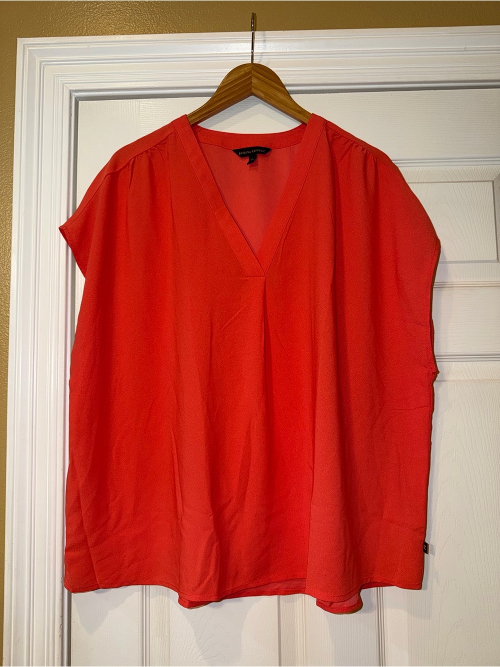 Banana Republic Red V-Neck Cap Sleeve Blouse - Picture 2 of 6